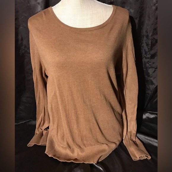 Light long sleeve soft knit sweater tag is bigger than size fits like a medium - Picture 2 of 4